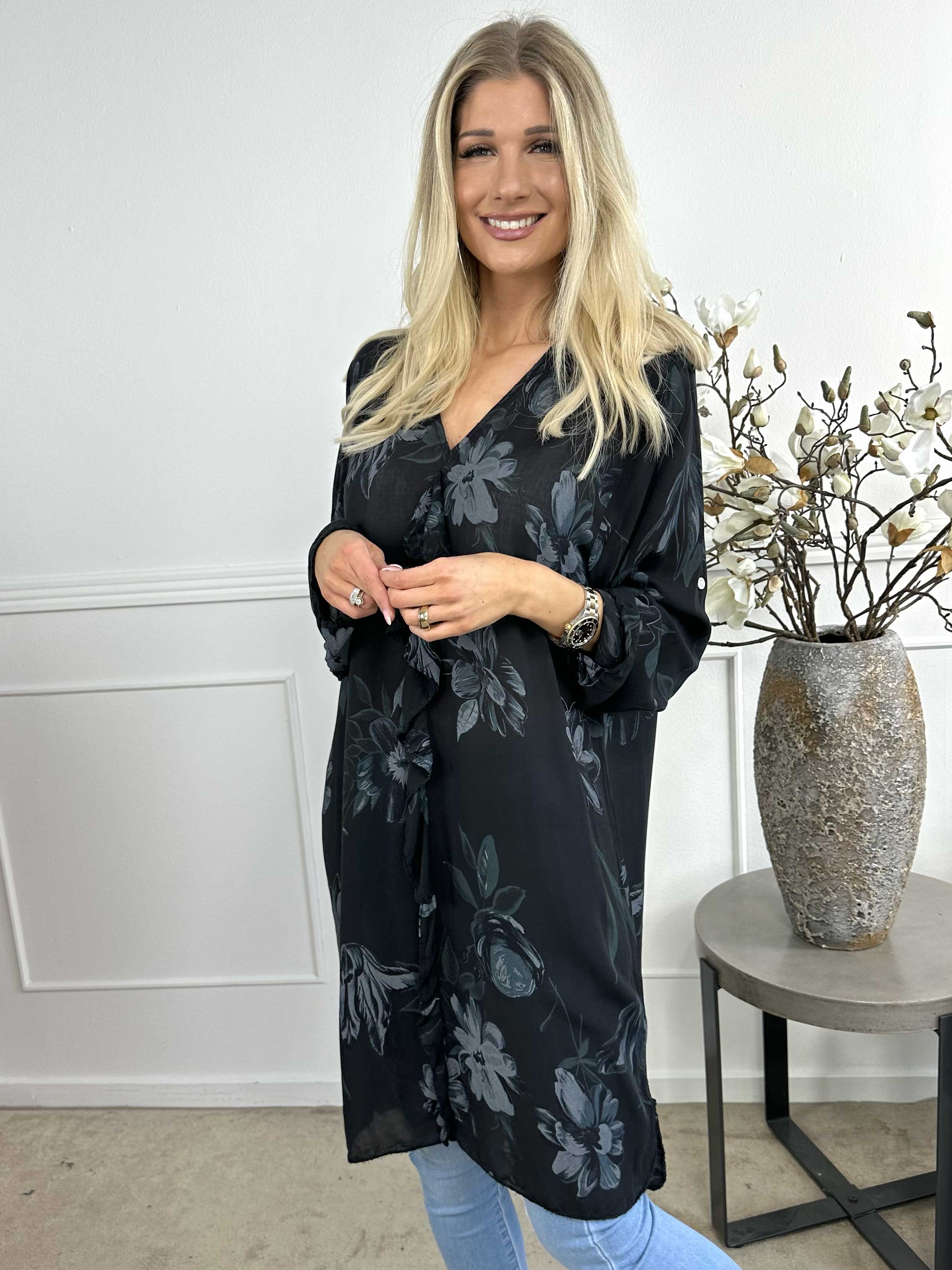 Jaana - Söt tunikaklänning med volanger framtill